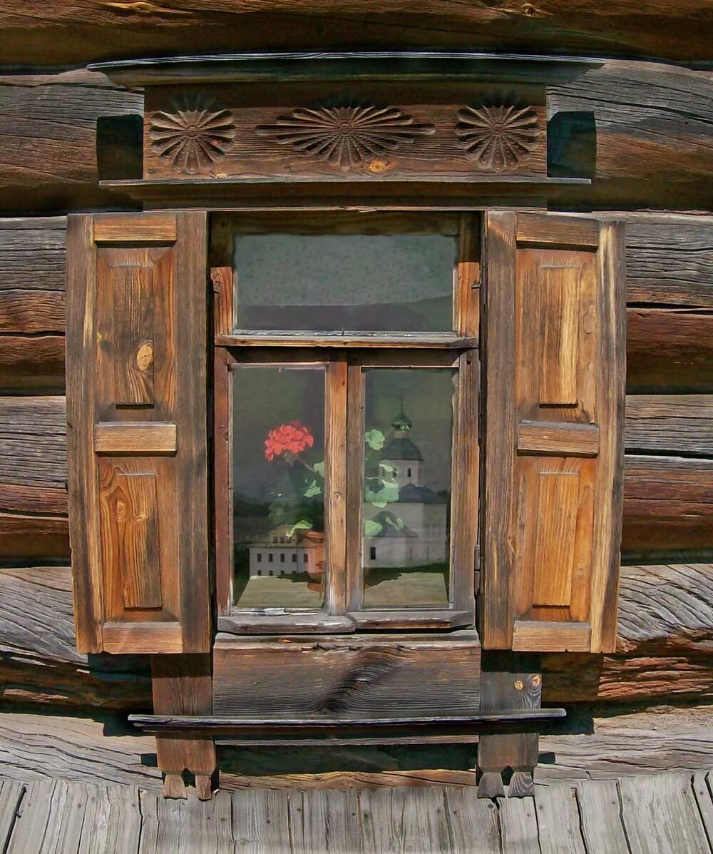 Ставни старинные. Окно в деревянной избе. Деревянные резные наличники карелия. Русская изба наличники. Резные ставни.