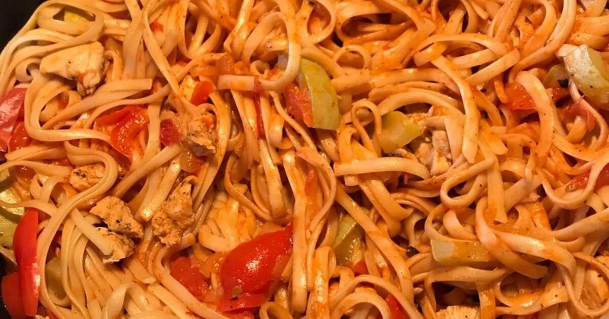 Макароны по-флотски с фаршем и морковью. Макароны с мясом луком и морковью. Макароны с морковью и мясом. Обжариваем морковь лук макароны. Спагетти с луком и морковью.