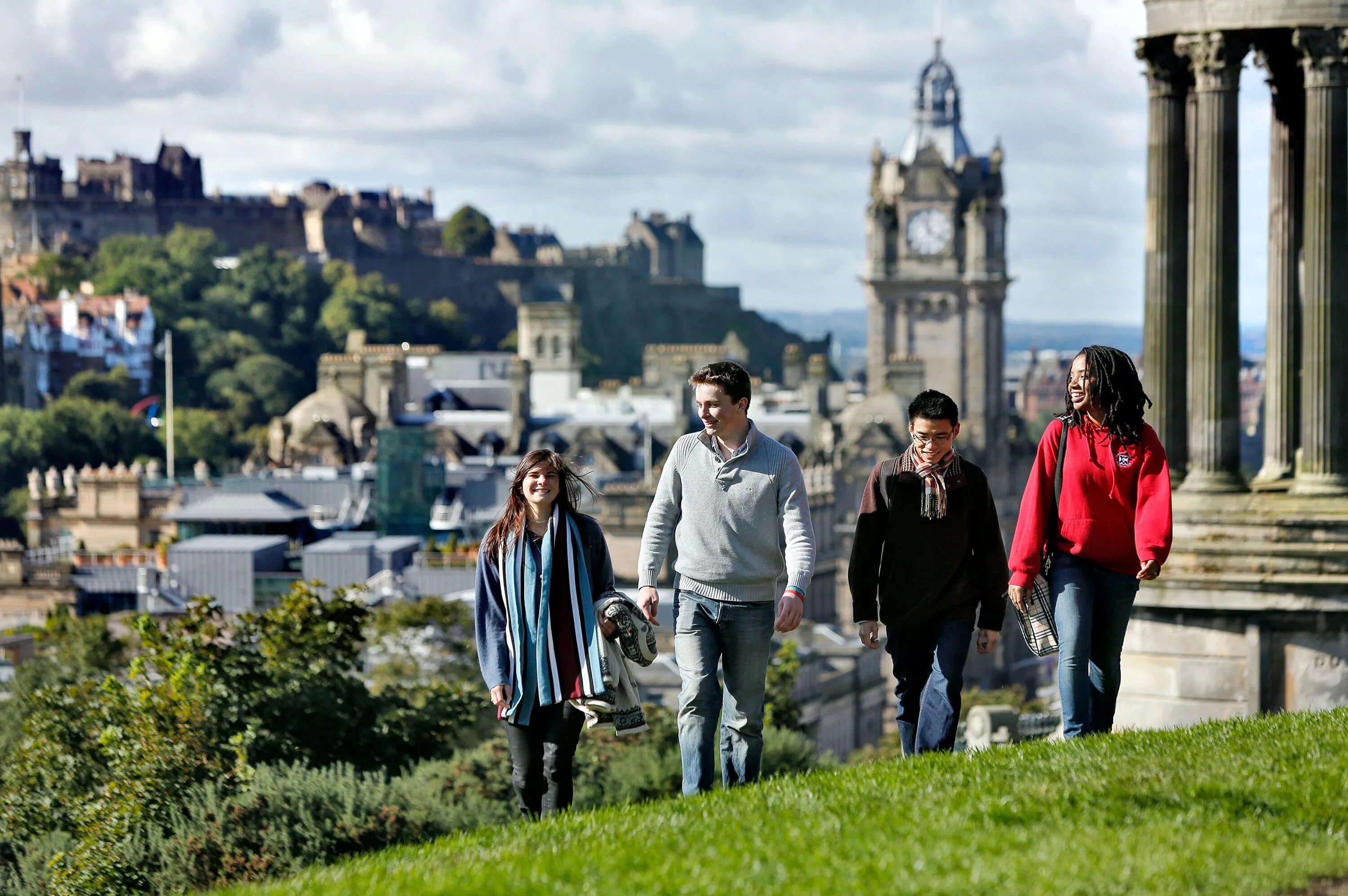 Жители Эдинбурга. Edinburgh туристы. Университет Эдинбурга. University of Edinburgh Студенческая жизнь.