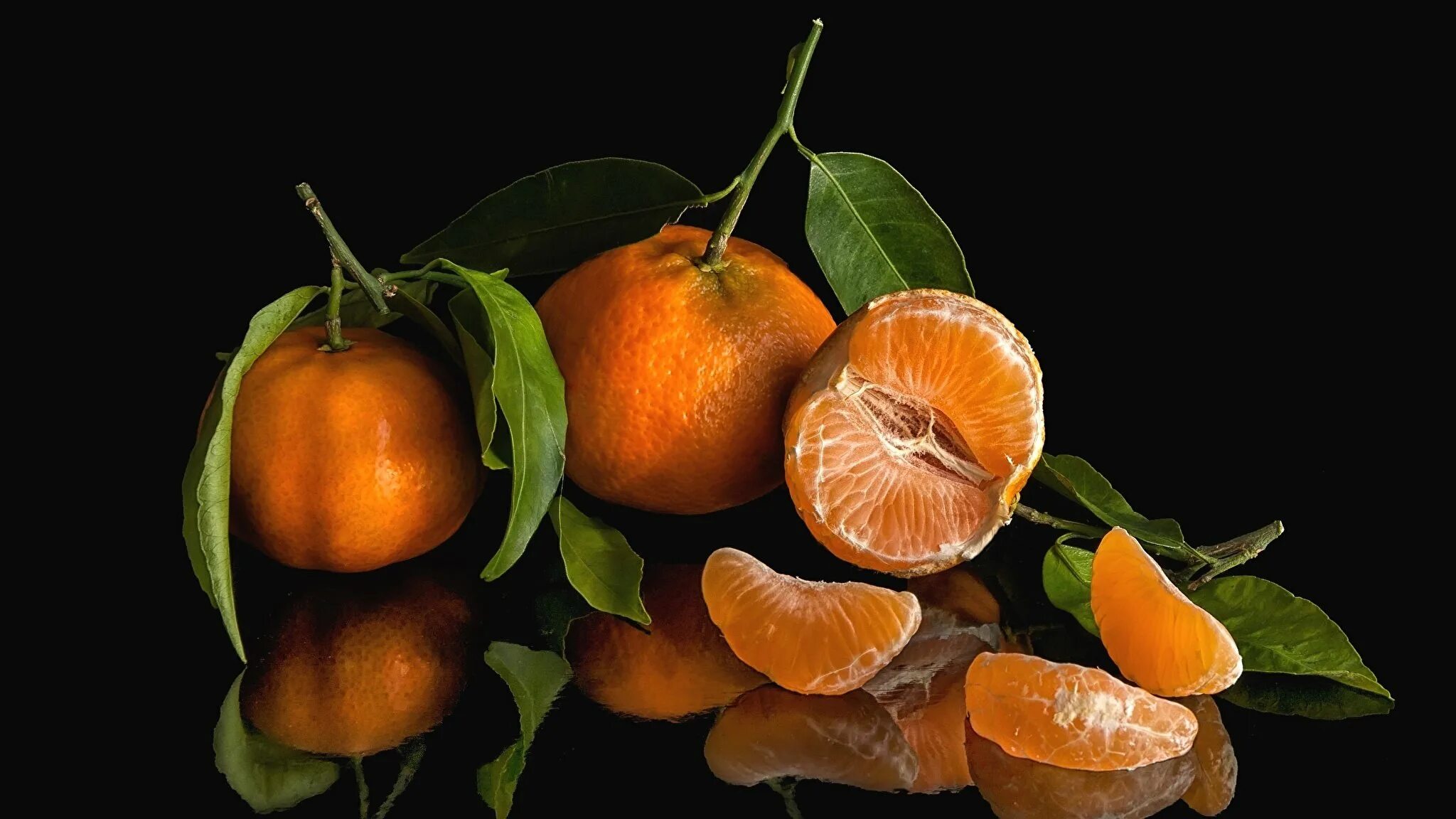 Темный мандарин. Цитрус мандарин (плоды желто-оранжевые). Цитрус мевалар. Натюрморт с апельсинами. Апельсин на черном фоне.