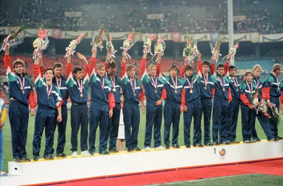 Олимпийская сборная по футболу 1988 год. Победа сборной ссср по футболу на олимпиаде 1988. олимпийские игры сеул 1988 ссср. олимпиада сеул 1988 года сборная ссср. сборная ссср по футболу на олимпиаде 1988 года.