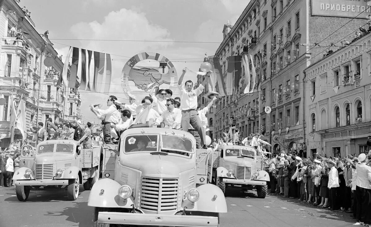 6 Всемирный фестиваль молодежи и студентов в Москве 1957. Всемирный фестиваль молодежи 1957 в Москве. 1957 Год фестиваль молодежи и студентов в Москве. Фестиваль молодежи Бухарест 1953. Год всемирного фестиваля молодежи в москве