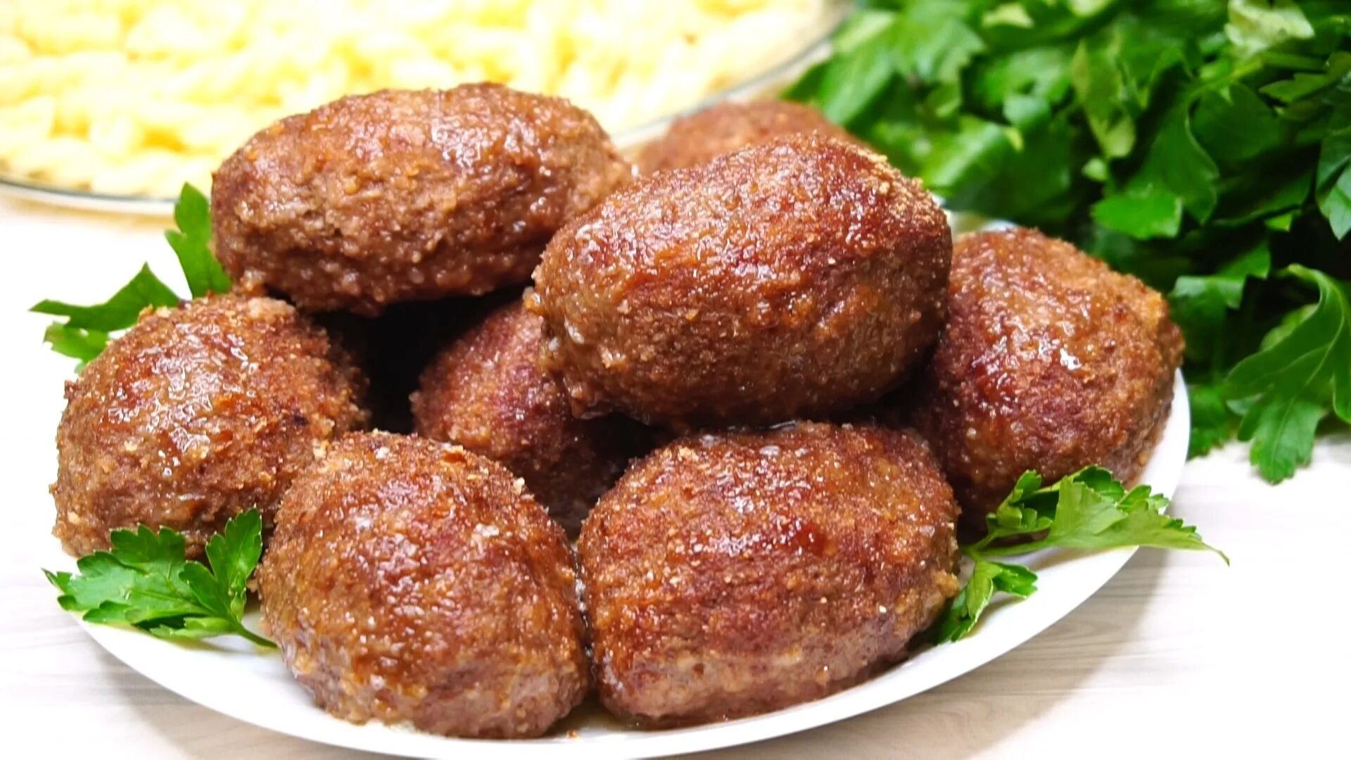 Котлеты из говядины для детей. Котлеты аппетитные. Жареные котлеты. Котлеты. Биточки из говядины.