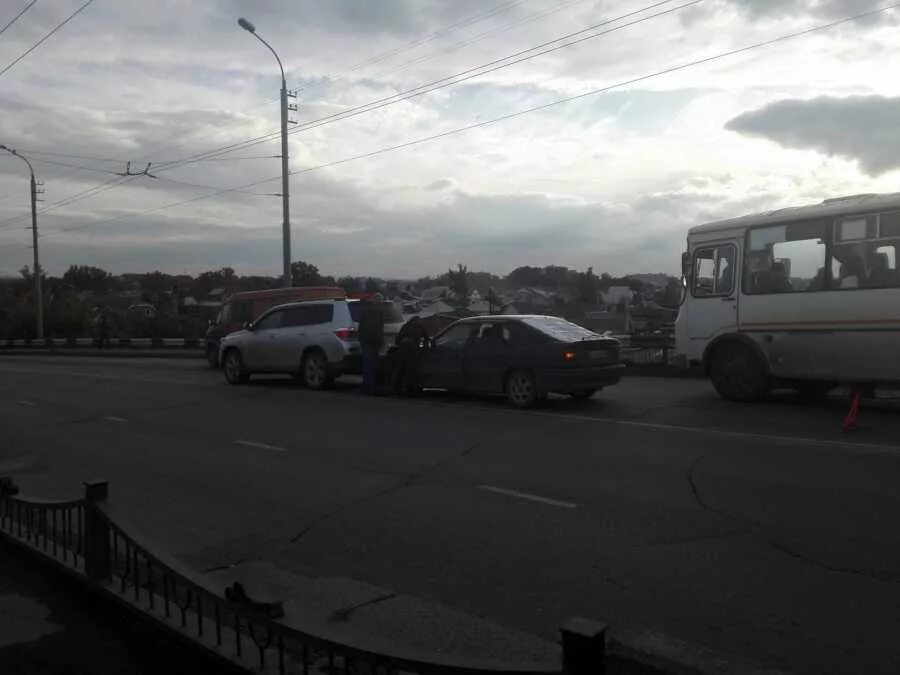 Абакан пробки. Пробки абакан. Пробка на въезде в кольцо. Пробка на мосту. Абакан пробки.
