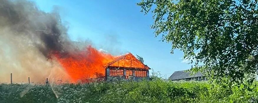 Пожар в д. Ильинское Вологда. Горящая деревня. Пожар село Ильинское. Пожар в конюшне