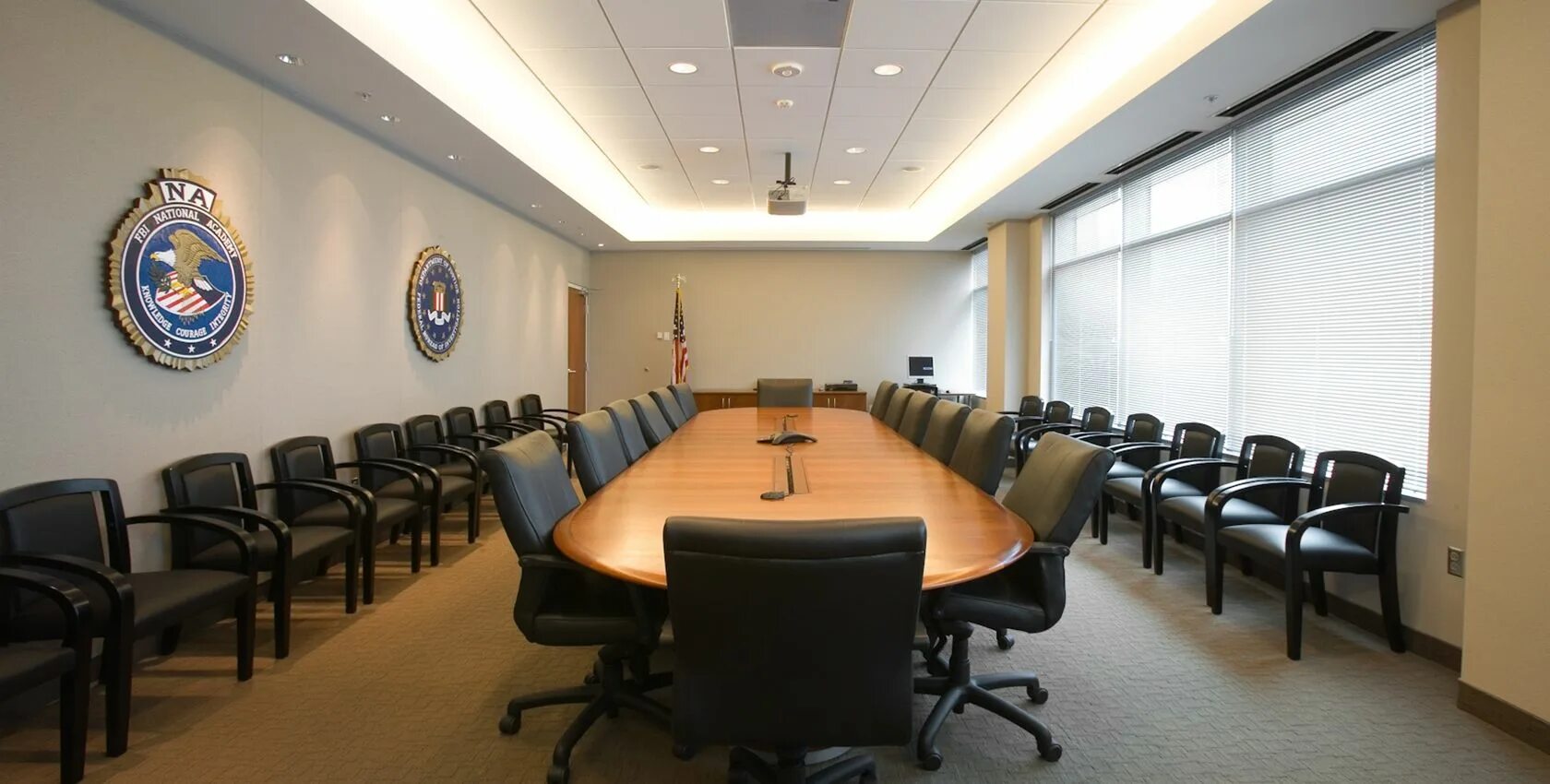 Полевой офис фбр сан франциско. Американский офис. Полевой офис фбр. Штаб фбр изнутри офис. Кабинет директора фбр.