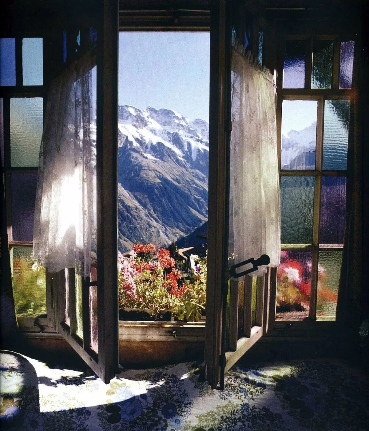 Утро видишь из окна. Окно с видом на природу. Окно с видом на горы. Домик с видом на горы. Красивый вид из окна.