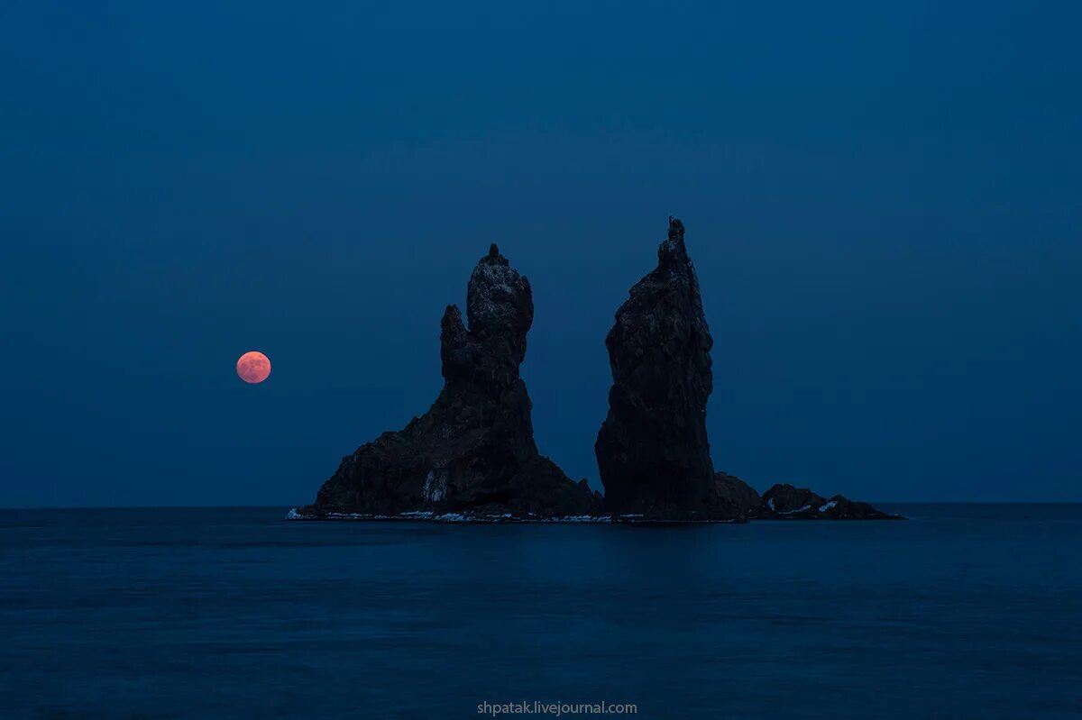 Скалы два брата. Скалы два брата. Кекуры два брата приморье. Кекуры два брата приморский край. Скалы два брата приморский край.