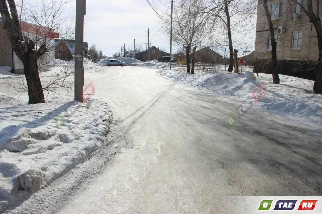 Скользкие дороги. Скользкая недосыпанная дорога. Тротуары и пешеходные дорожки. Скользкий тротуар Гатчина.