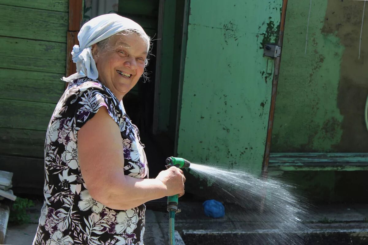 Мохнатка бабушки. Сельская бабушка. Бабушка на даче. Старушка в огороде. Старушка на грядках.