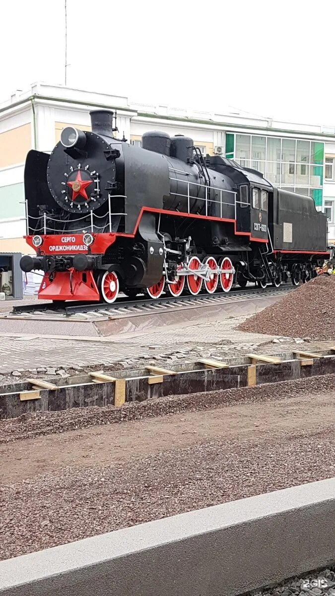 Орджоникидзе красноярск. Памятник-паровоз «Серго Орджоникидзе». Паровоз Серго Орджоникидзе в Красноярске. Паровоз памятник Серго Орджоникидзе Красноярск. Паровоз со Серго Орджоникидзе МС 130 лет.