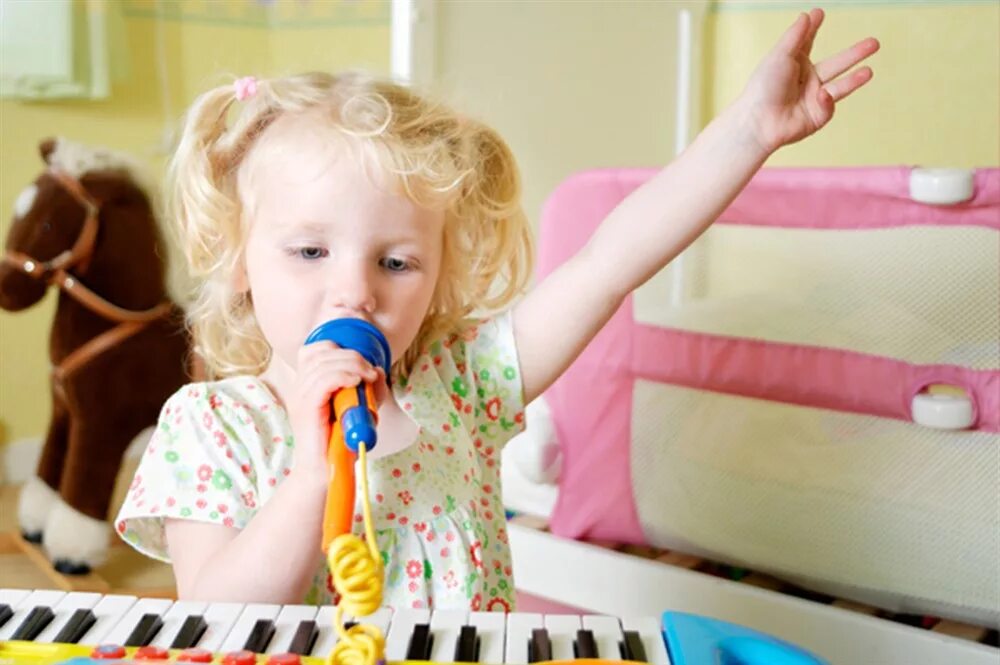 Можно детскую музыку. Музыкальные инструменты для детей. Музыкальное творчество детей. Музыкальные игрушки для детей дошкольного возраста. Дошкольники на музыкальном занятии.