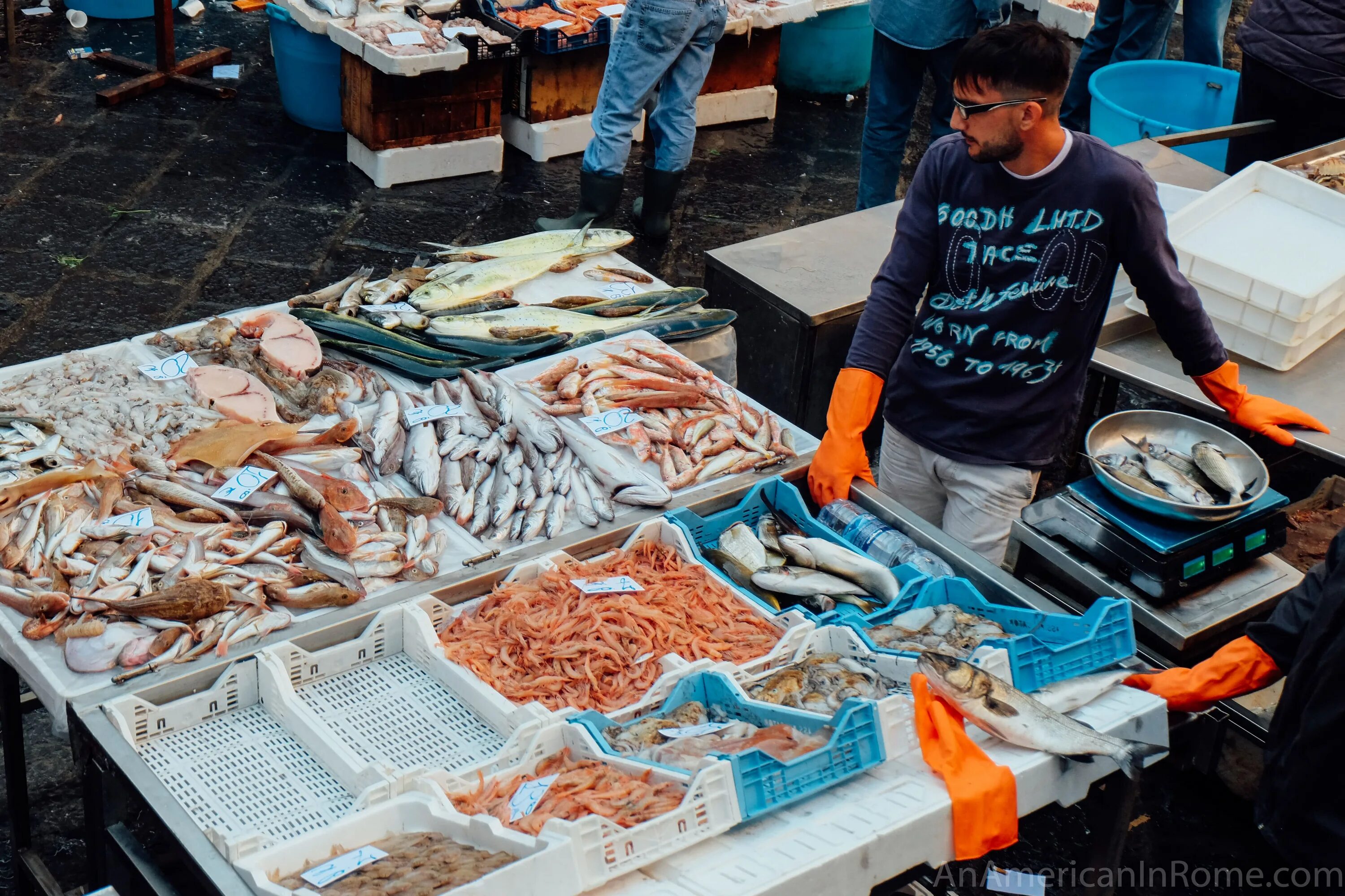 Fishmarket эмблема. Рыбный рынок, иркутск. Фиш маркет в тбилиси. Рынок цукидзи токио. Рыбный рынок в осло.