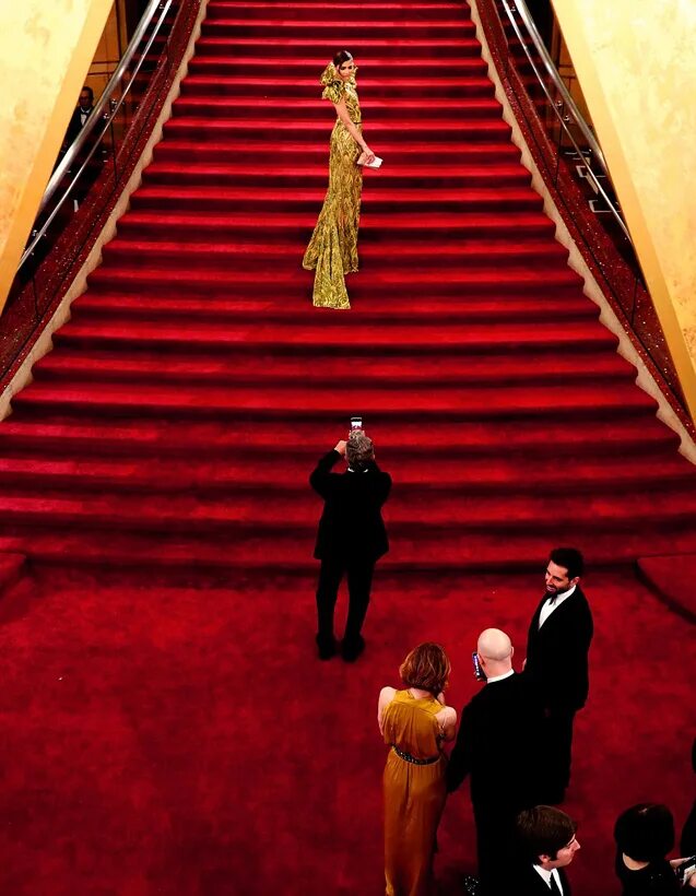 Подниматься по красной лестнице. Красная дорожка. Ковровая дорожка на лестницу. Лестница с красной дорожкой. Фотосессия на лестнице.