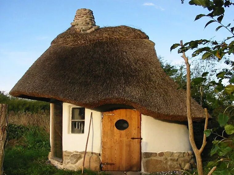 Экодом из соломы и глины. Экодом из соломы и глины в англии. Глинобитные (саманные) мазанки. Кибуц лотан. Саман дом.