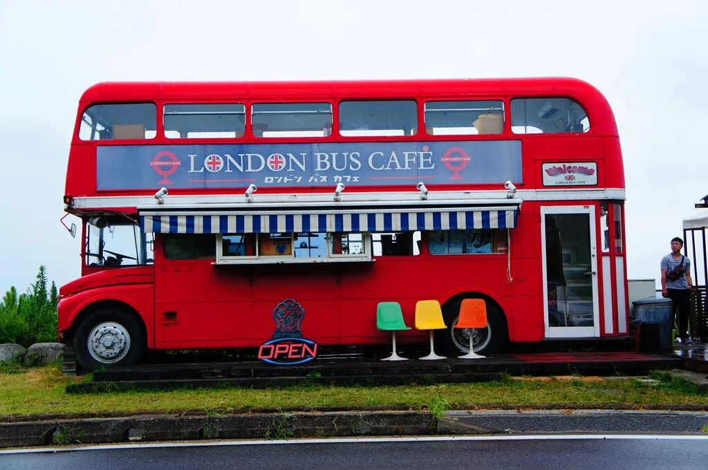 Автобус отель сочи. Двухэтажный автобус кафе. Ресторан в двухэтажном автобусе. Английский автобус двухэтажный кафе. Лондонский автобус кафе.