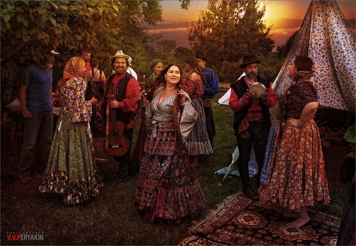 кочевые цыгане. цыгане кочуют. кочевой цыганский табор. кибитка кочевников. современный цыганский табор.