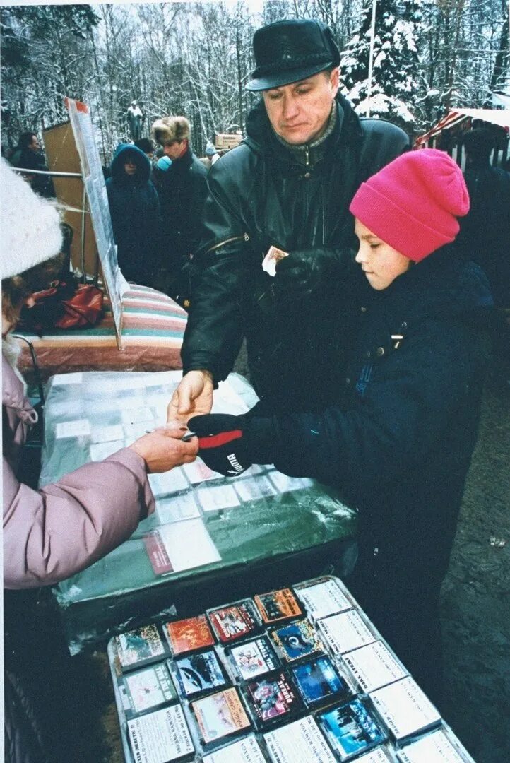 Горбушка рынок 90-е. Горбушка рынок в 90-е годы. Горбушка рынок в Москве в 90х. Горбушка Москва в 90-х. Старая горбушка