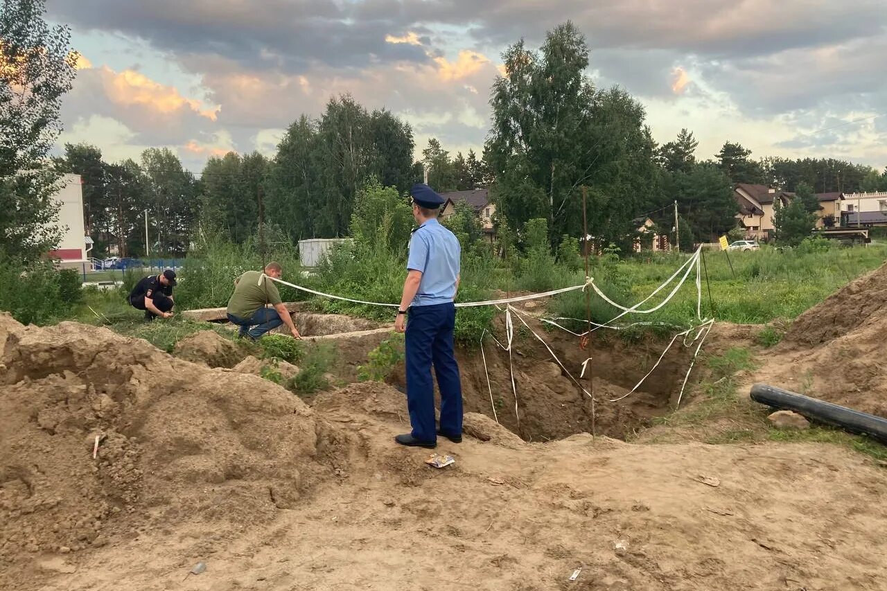 Летний мальчик утонул. Новосибирск мальчик утонул в канализационном. Утопленник Новосибирск. Иловые поля в Кудряшах. Эксплуатация ливневых сооружений под дорогой.