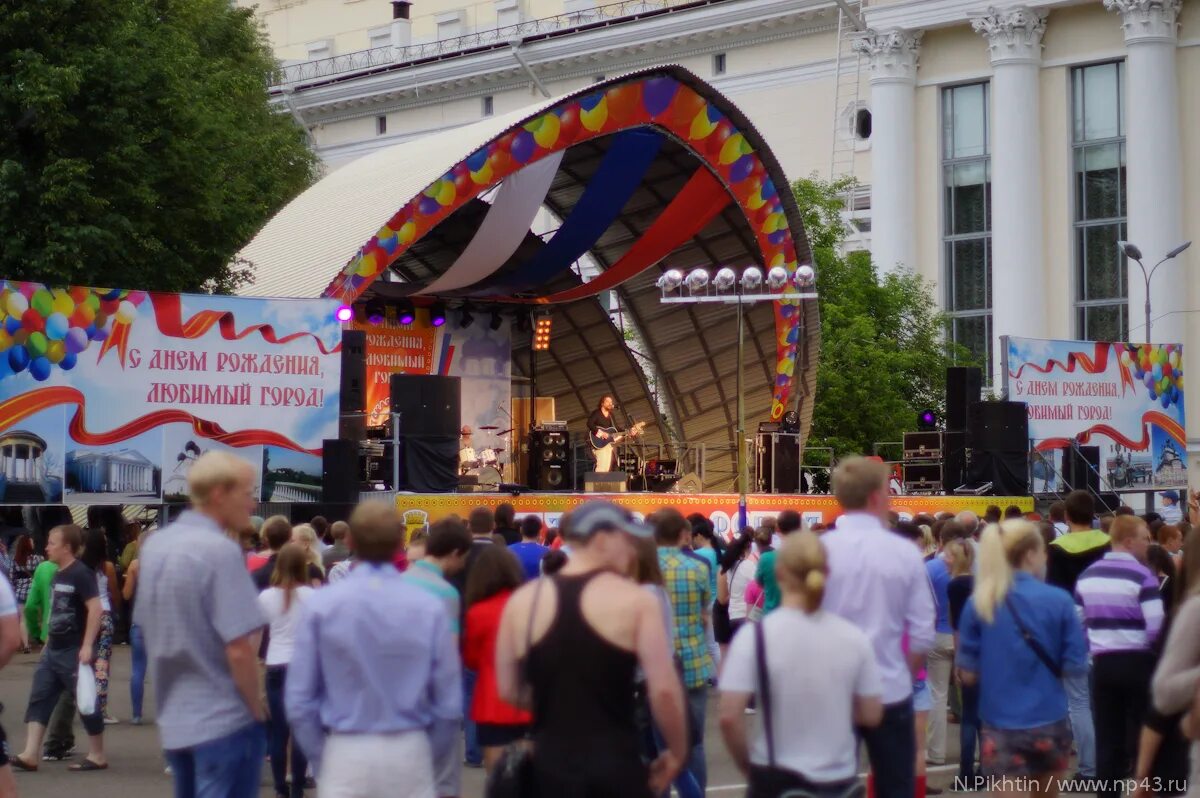 детский праздник карнавал. с днем города. населенность красноярска. театральная площадь праздник. город киров театральная площадь.