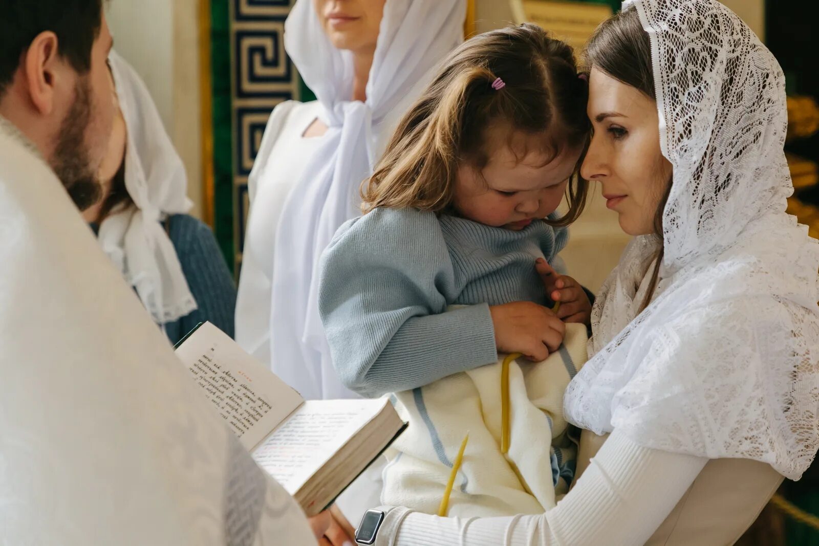 крещение младенцев в церкви. крестить ребенка. крестины зимой. крестины в храме. «таинство крещения» крещение господне.