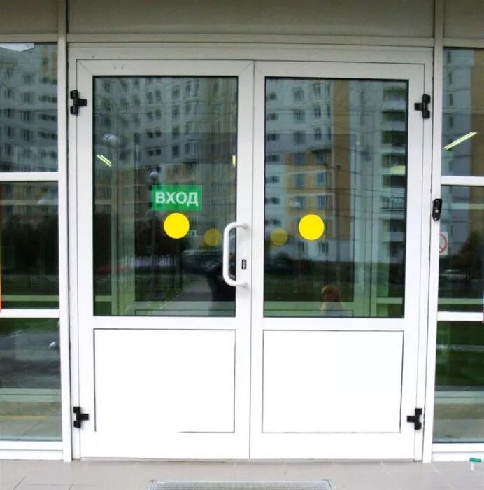 Желтый круг МГН. Двери алюминиевые входные МГН. Входная дверь для инвалидов. Двери для слабовидящих. Сайт для инвалидов дверь