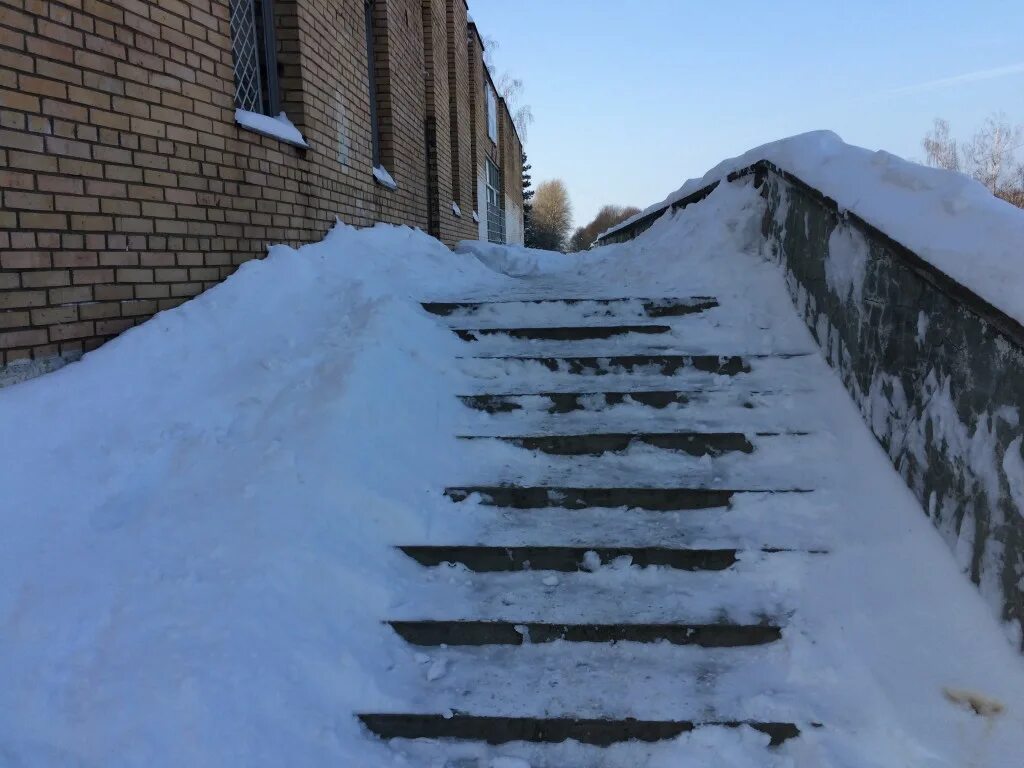 Обледеневшие ступеньки. Скользкие ступеньки. Скользкая лестница. Скользкая лестница зимой. Скользкая лестница зимой.