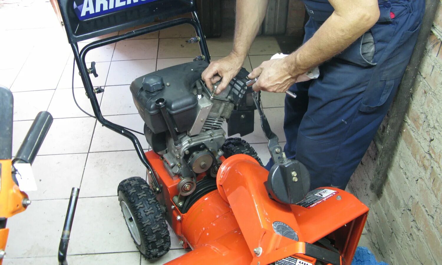 снегоуборщик гусеничный herz sb-13et. ремонт снегоуборщиков. агро трейдинг снегоуборщик наммег. ремонт снегоуборщика на дому. ремонт снегоуборщиков.