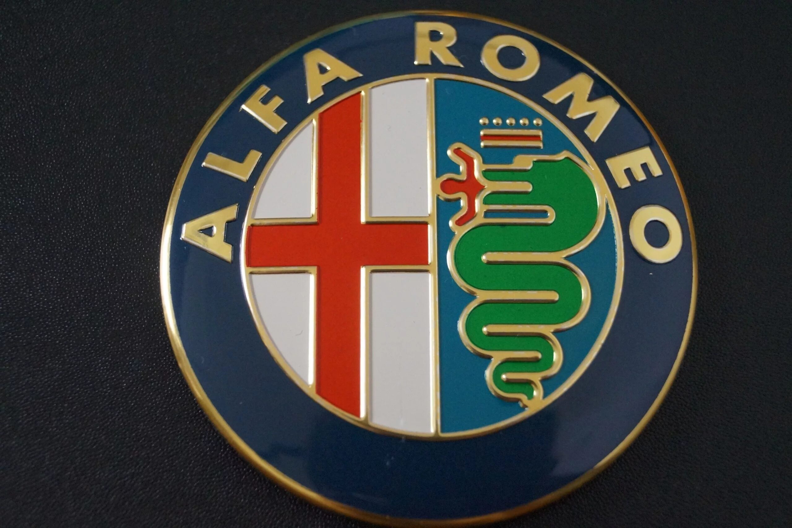 Знак альфа ромео. Alfa Romeo logo. Знак автомобиля Альфа Ромео. Alfa Romeo (Альфа Ромео) значок. Марка Alfa Romeo значок.