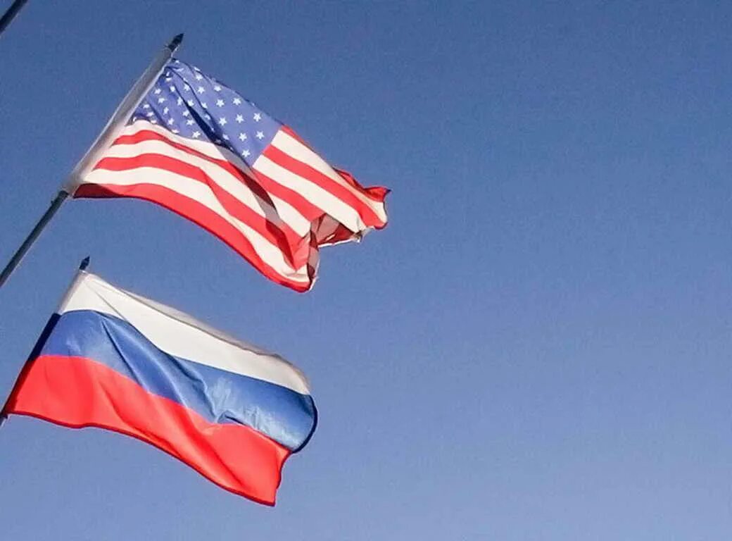 Россия и США. Флаг России и США. Российско-американские отношения. Российский и американский флаги.