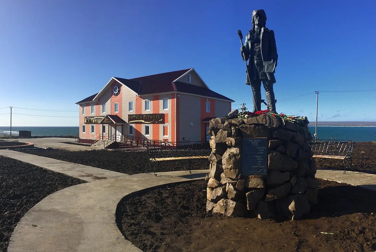 Остров Беринга село Никольское. Село Никольское Командорские острова. Памятник Витусу Берингу на Командорских островах. Остров Беринга село Никольское Камчатский край. Русские живут на островах