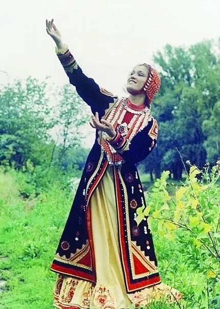 Девочка в башкирском костюме 350х500, блестки Плакаты
