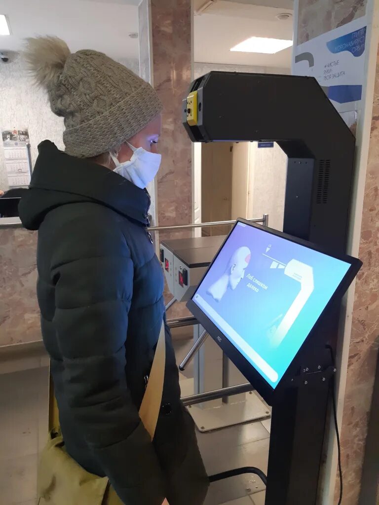 робот для замера температуры. полноростовой турникет стеклянный с металлодетектором. терминалы распознавания лиц с измерением температуры. турникет с распознаванием лиц. робот для измерения температуры.