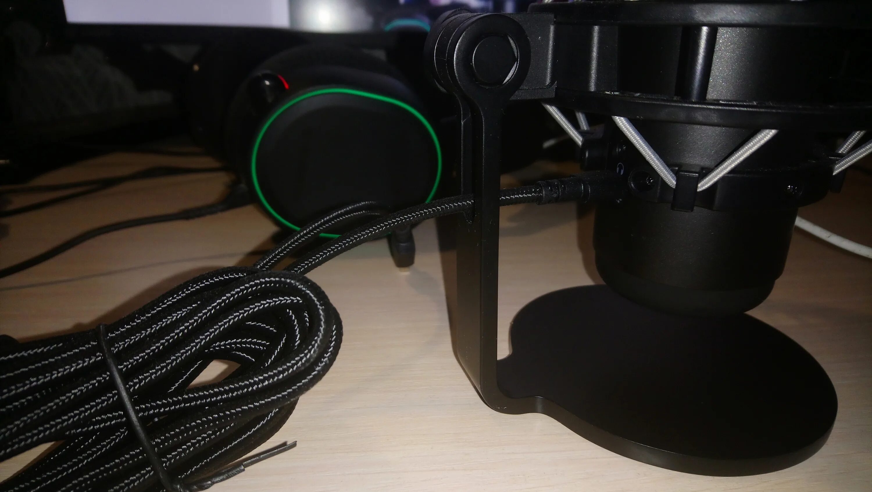 Hyperx микрофон настройка. Микрофон hyperx solo cast. hyperx solo cast стойка. микрофон хайпер икс quadcast s. держатель для микрофона hyperx quadcast.