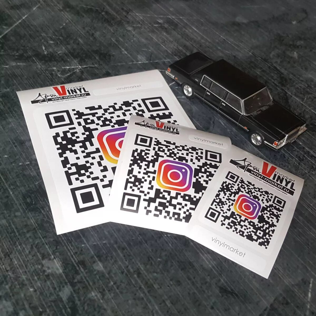 Заходи код. Наклейка с кодом. QR код на авто. QR наклейка. Этикетка с QR кодом.