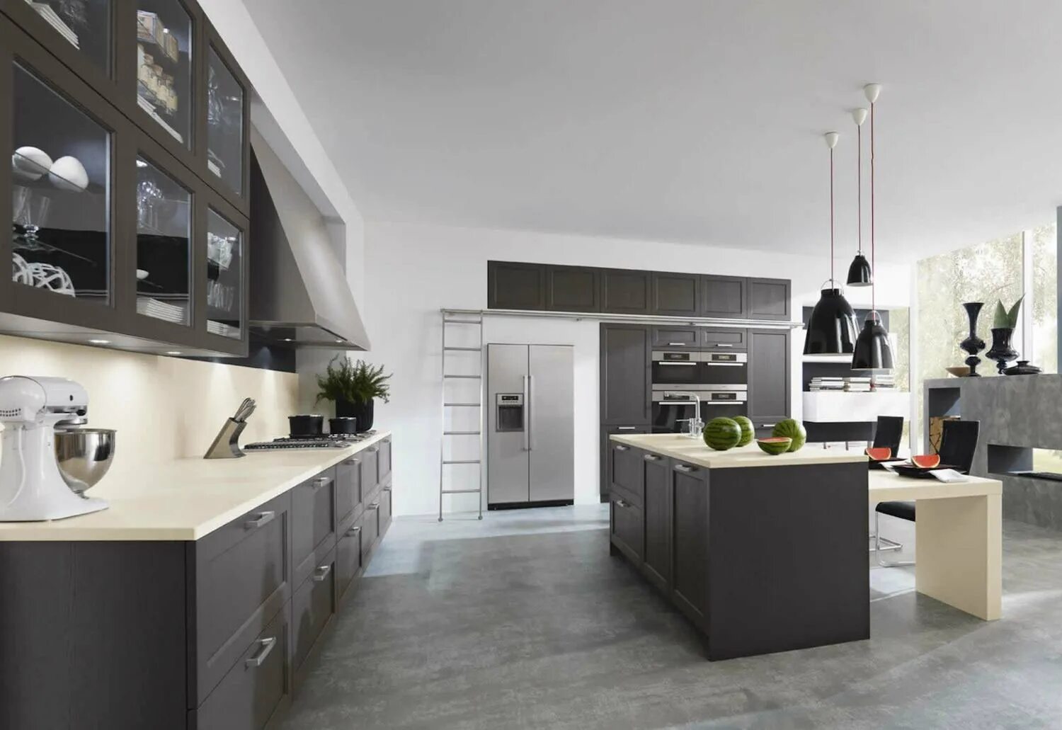 Современные немецкие кухни с островом. Кухня хелен графит. Кухня амика дуб и графит. Кухня цвета графит в интерьере. Кухни под бетон в интерьере.