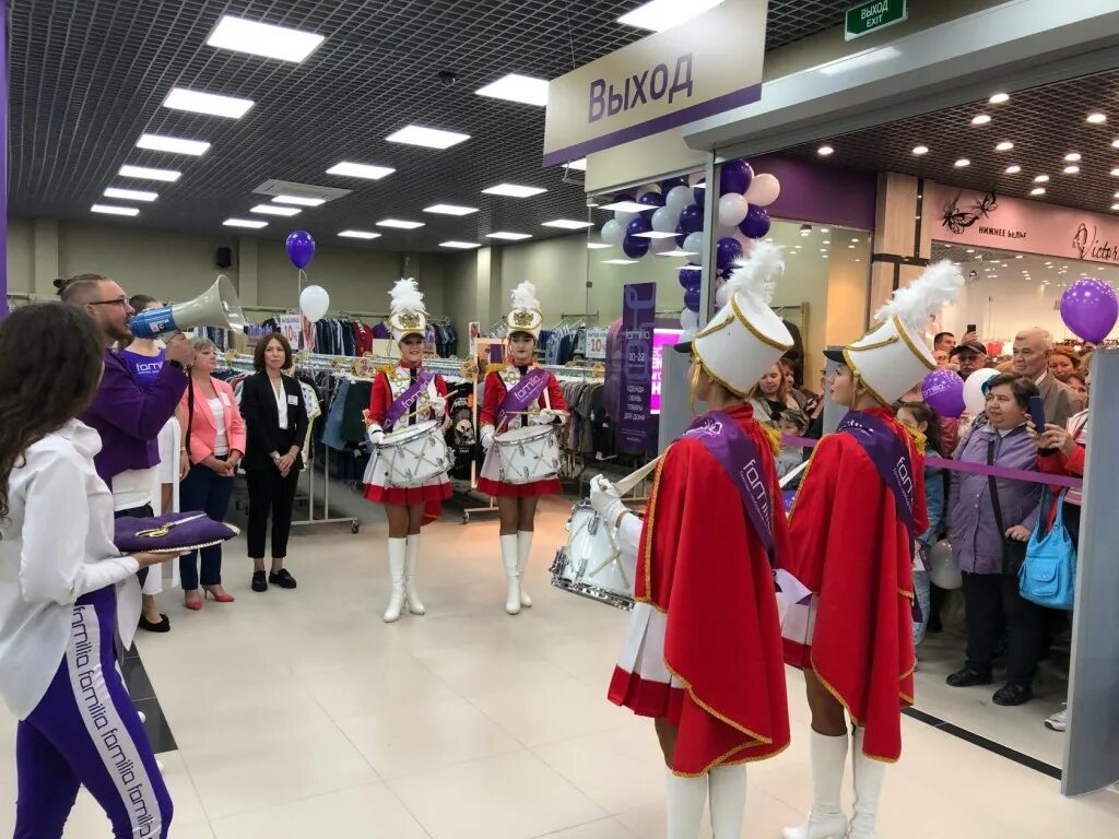 Магазин колор на бакинской астрахань. Фамилия астрахань каталог. Фамилия магазин одежды. Торговые центры в астрахани. Магазин фамилия астрахань.