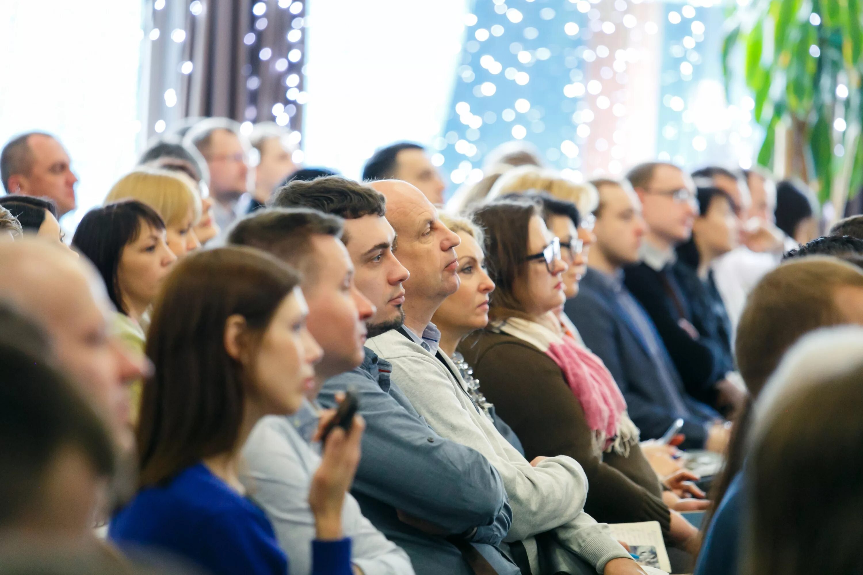 Конференция. Люди на конференции. Бизнес конференция. Конференция предпринимателей. День дискуссии