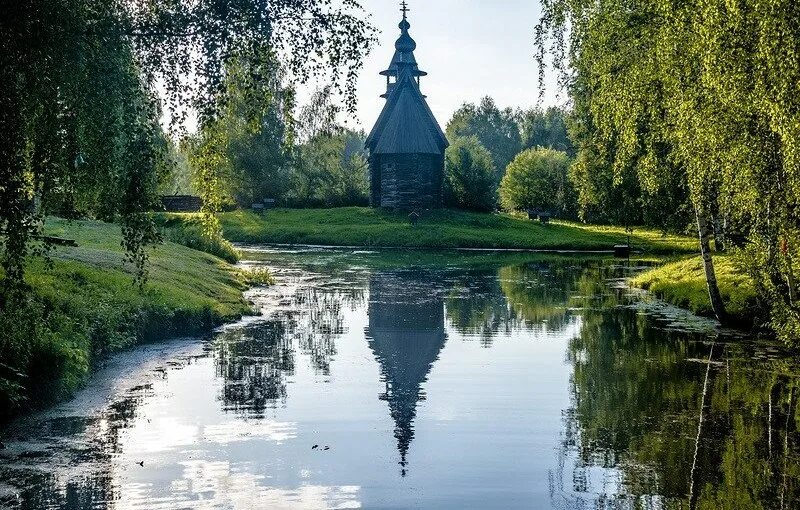 Церквушка у озера синего. Река Медведица церквушка. Песня старенькая церквушка на берегу реки. Картинка бегущей реки красивой в деревне летом с церквушкой.