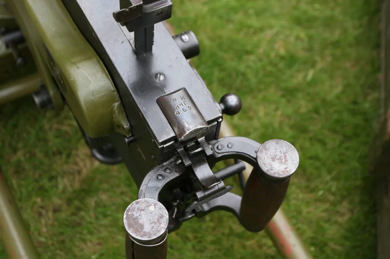 Курок револьвера. Гашетка су. Гашетка это. Гашетка стартового тормоза. Курок пистолета и спусковой крючок отличие.