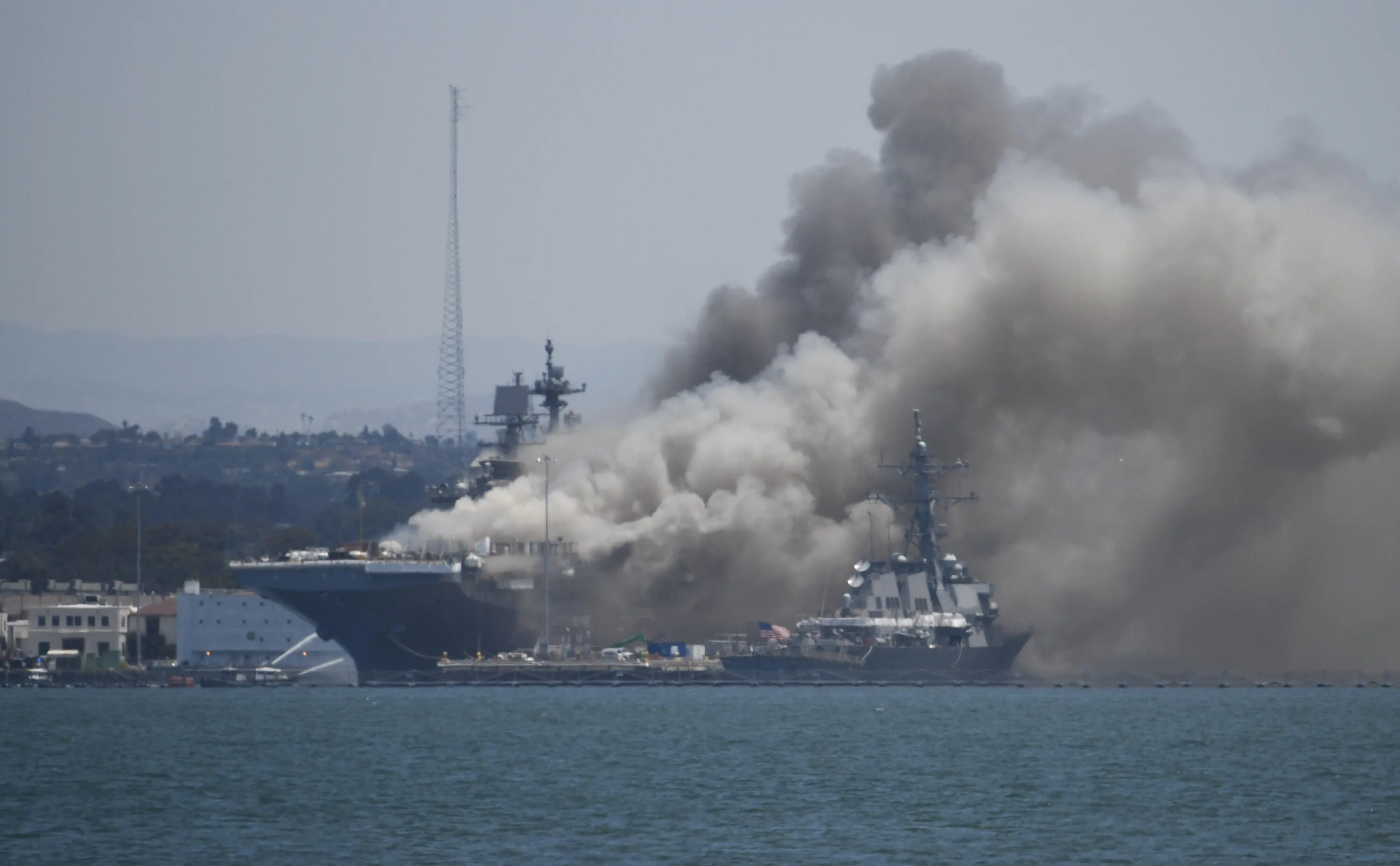 Подрыв корабля россии. Bonhomme Richard ВМС США. Пожар на корабле ВМС США В Сан Диего. Пожар на американском корабле Bonhomme Richard. Подрыв американского эсминца Коул.