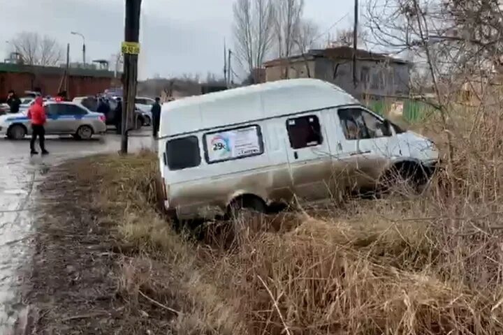 Маршрутное дтп. Авария с маршруткой Волгоград. ДТП Волгограде микроавтобус. Газель Волгоград. Авария маршрутки в Кировском.