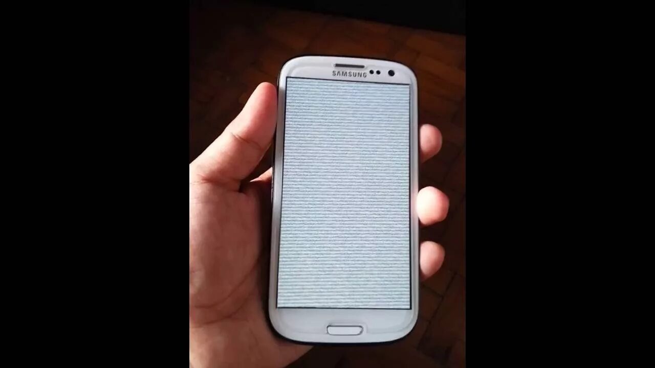 Самсунг стал черно белым. Galaxy s3 белый. Белая полоска на экране смартфона самсунг. Серый экран на телефоне. Рябь на экране смартфона.