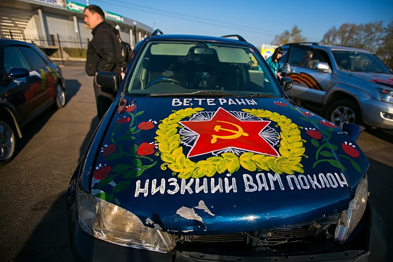 Рисунок на машину на 9 мая. Наклейки ко дню победы на автомобиль. Наклейки на 9 мая на машину. Машины на 9 мая разрисованные. Машины на 9 мая разрисованные.