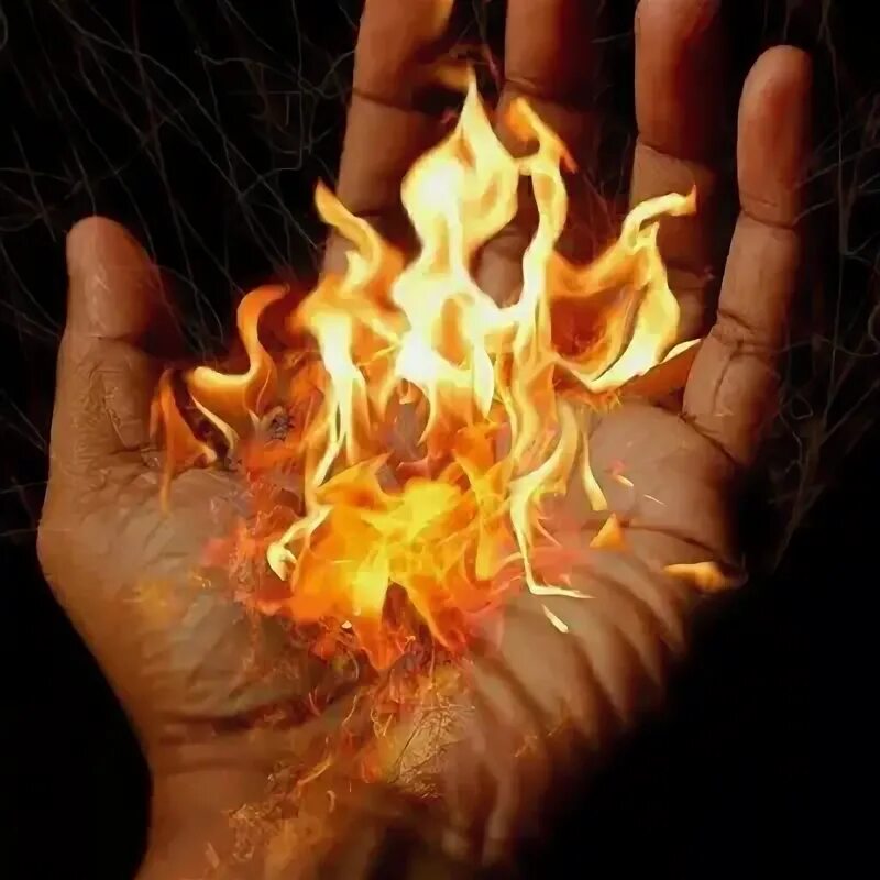 Человек с горящими руками. Пламя в руке. Горит рука внутри. Человек с горящими руками. Мужчина в огне.