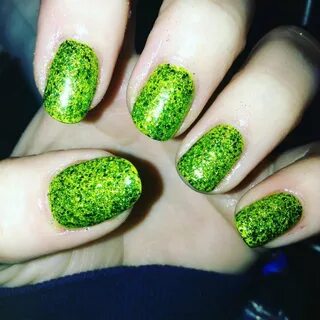 Маникюр с зелеными блестками