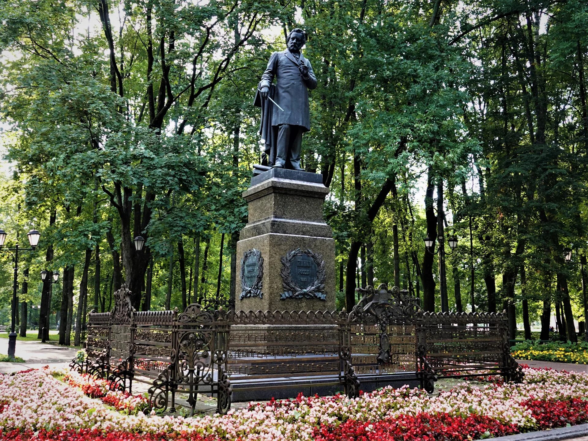 Памятник Глинке в Смоленске. Памятник м и Глинке в Санкт-Петербурге. Лютеранское кладбище Глинка. Тихвинское кладбище Глинка. Где похоронен глинка город