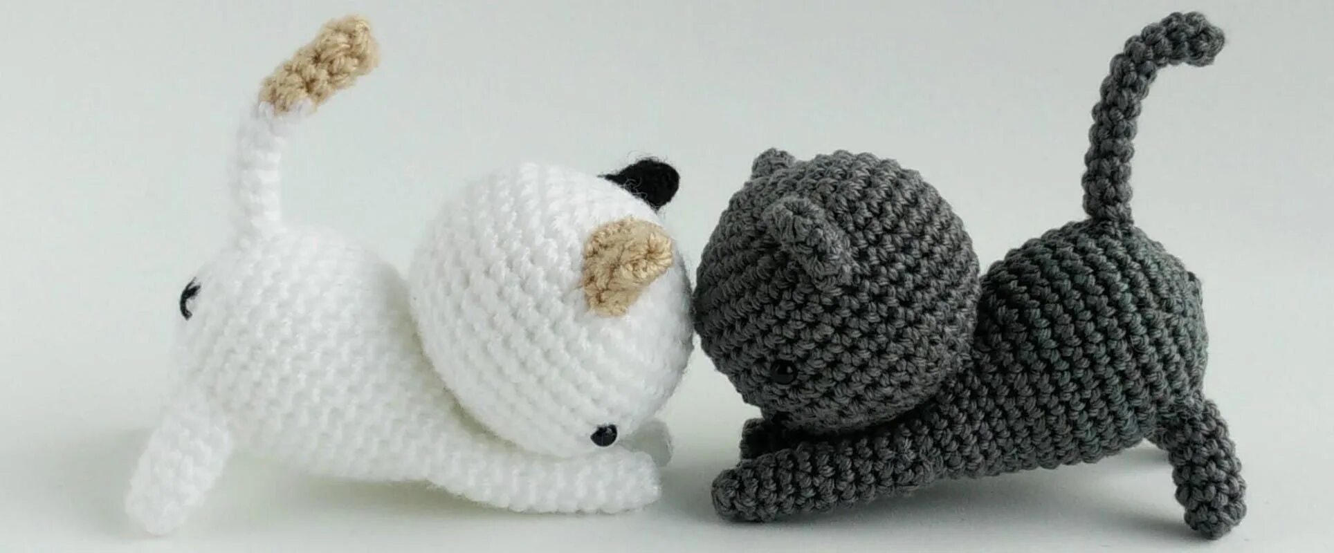 Вязаные игрушки котики. Амигуруми котенок. Котики крючком легкие. Вязаная игрушка кот. Маленькие вязаные игрушки.