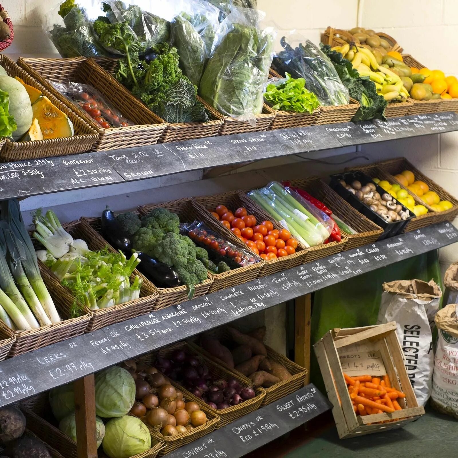 Vegetables shop. Овощи на прилавке. Овощной прилавок. Прилавок с овощами и фруктами. Овощи на прилавке в магазине.