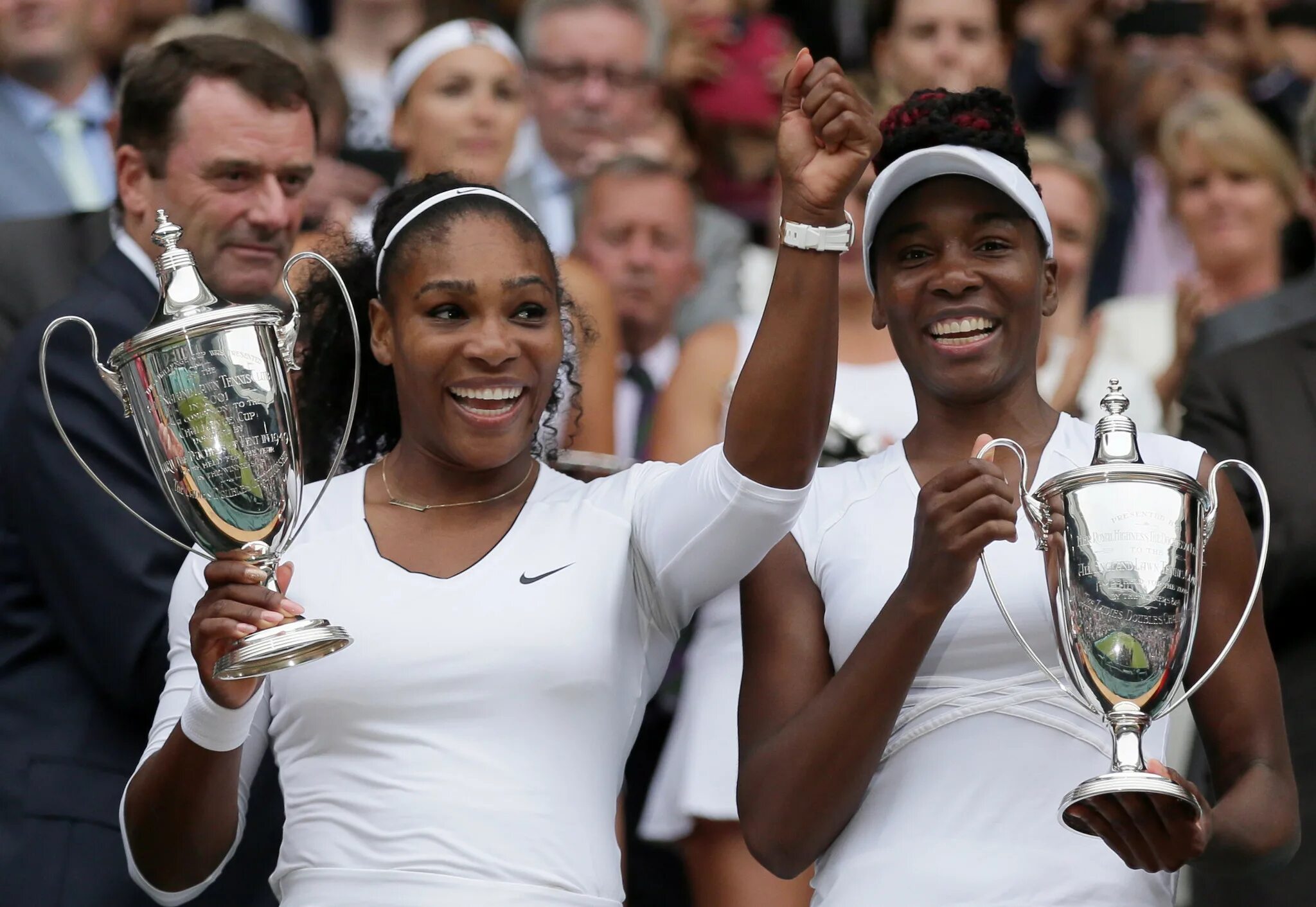 Olympic woman. Серена и Винус Уильямс с родителями. Serena and Venus Williams photo Olympic three. Serena and Venus Williams photo Olympic.